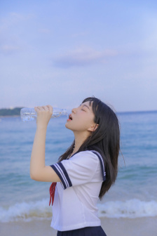 大学门口车上放水
